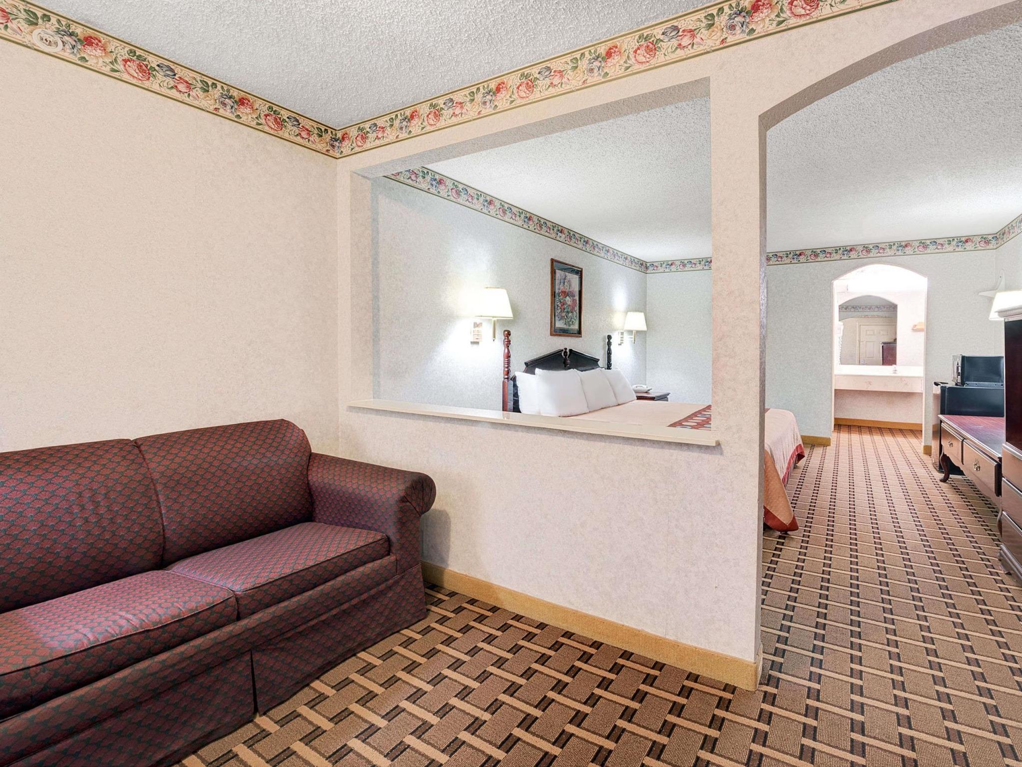 Super 8 By Wyndham Dallas South Exterior photo